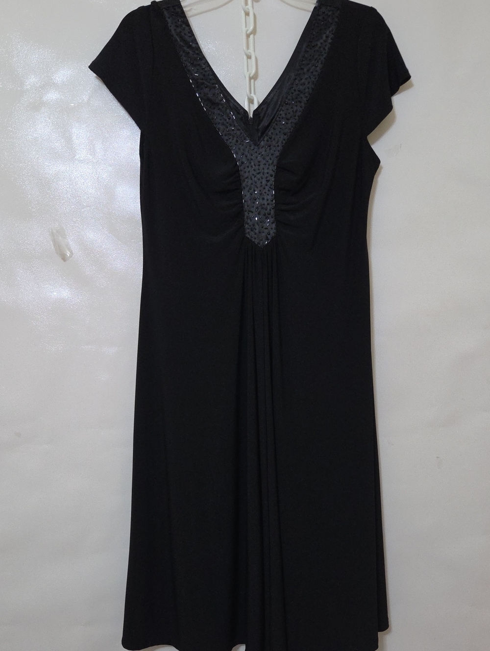 Jessica Howard Women's Black V-Neck Sequin Accent Women's Cocktail Dress-Size 14
